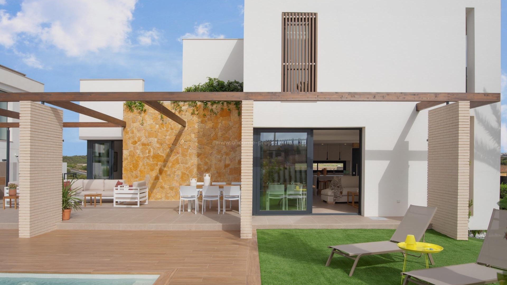 Luxury villa on the beach (2 min) in Campoamor on the Orihuela Costa, 4 bedrooms and 4 bathrooms, large plot to enjoy the garden and private pool. All services close