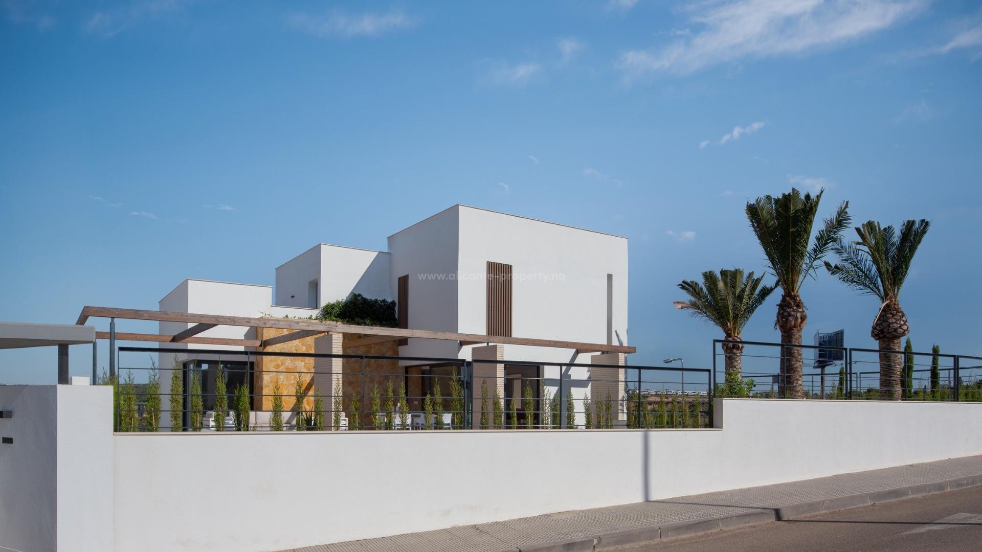 Luxury villa on the beach (2 min) in Campoamor on the Orihuela Costa, 4 bedrooms and 4 bathrooms, large plot to enjoy the garden and private pool. All services close