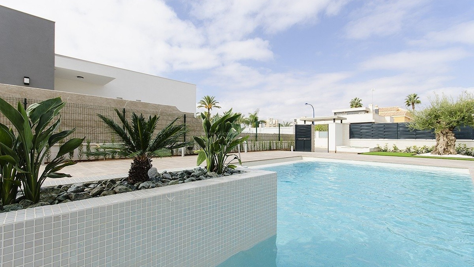 Meget moderne villa/hus i Campoamor, Orihuela Costa med 2 soverom og 2 bad, hage og privat basseng, nær flere strender og golfbaner