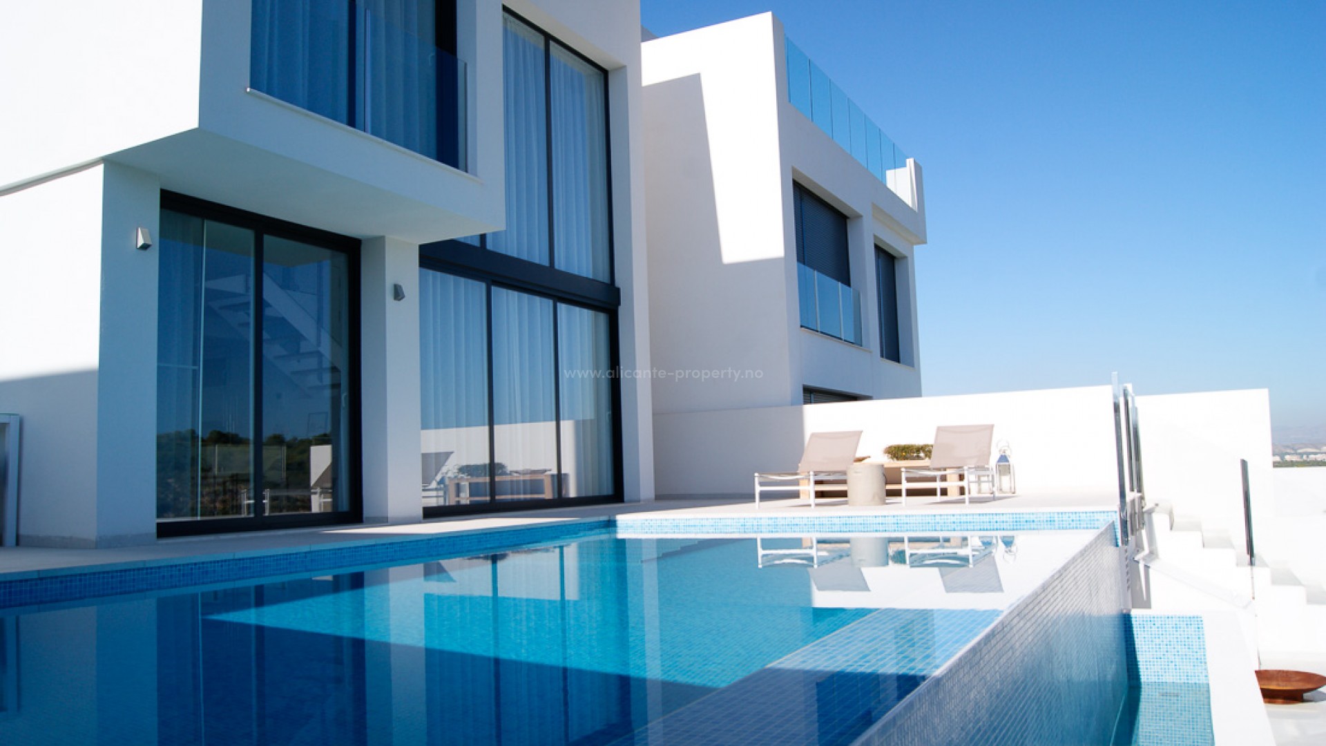 Meget pene hus/villa på Gran Alacant. Boligene har 153 m2 fordelt på en vakker stue, åpent kjøkken, 3 doble soverom, 2 bad, pool, 2 km til strand.