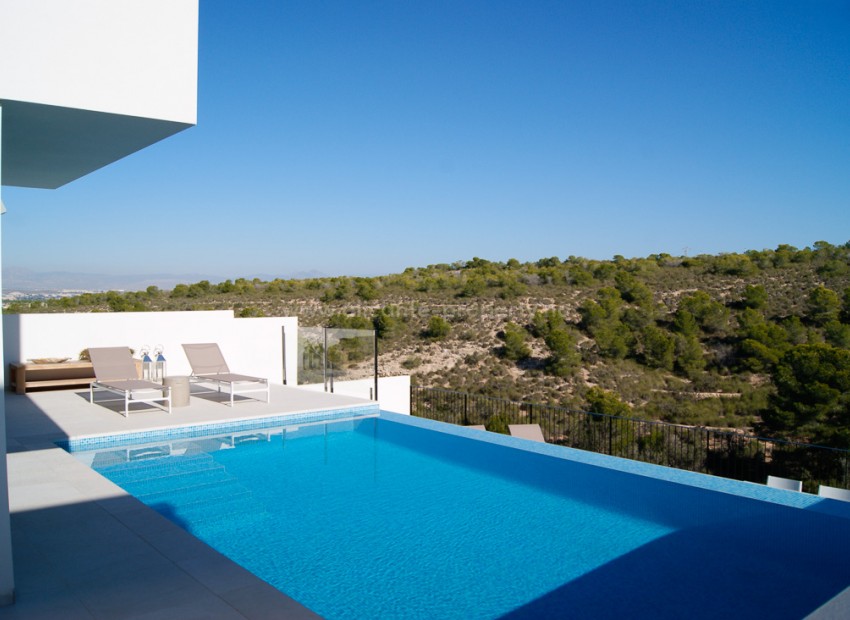 Meget pene hus/villa på Gran Alacant. Boligene har 153 m2 fordelt på en vakker stue, åpent kjøkken, 3 doble soverom, 2 bad, pool, 2 km til strand.