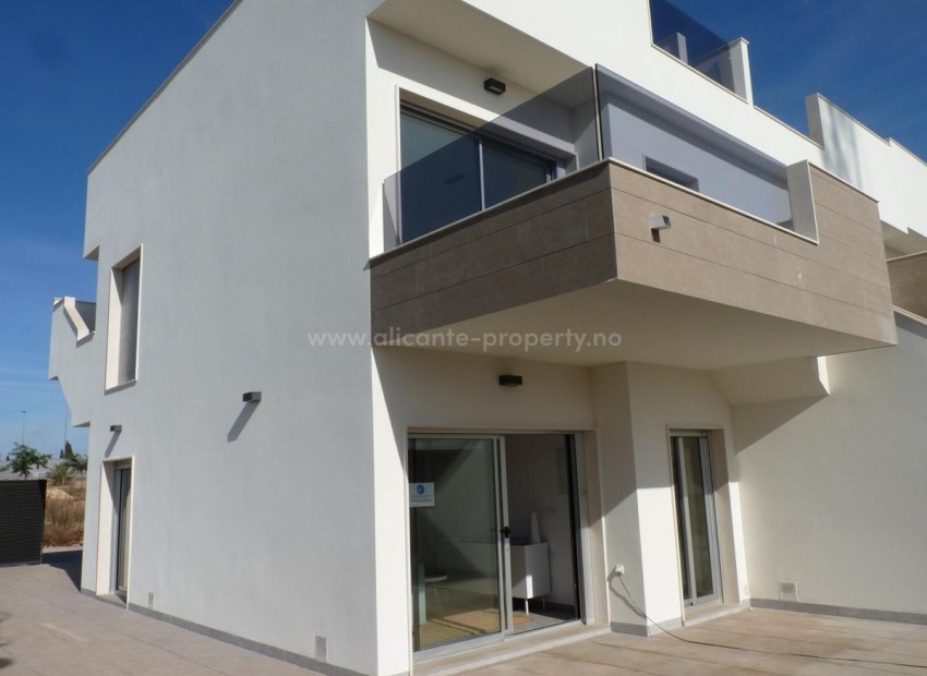 Modern bungalow/apartments in Pilar de La Horadada, 2 bedrooms, 2 bathrooms, garden or solarium. all apartments with garage. 5 min to sandy beaches