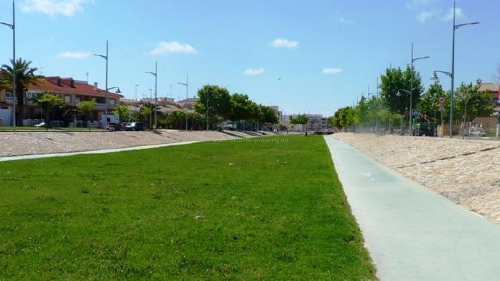 Modern bungalow/apartments in Pilar de La Horadada, 2 bedrooms, 2 bathrooms, garden or solarium. all apartments with garage. 5 min to sandy beaches