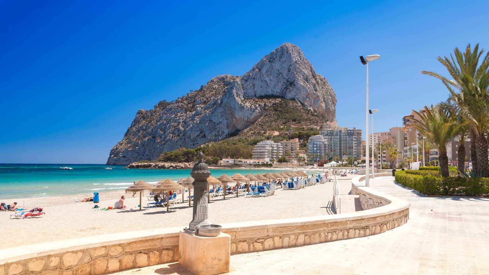 Modern flats/apartments in Calpe, Alicante province, 2/3 bedrooms, 2 bathrooms. Some with sea view. Great common area with swimming pool for adults and children.