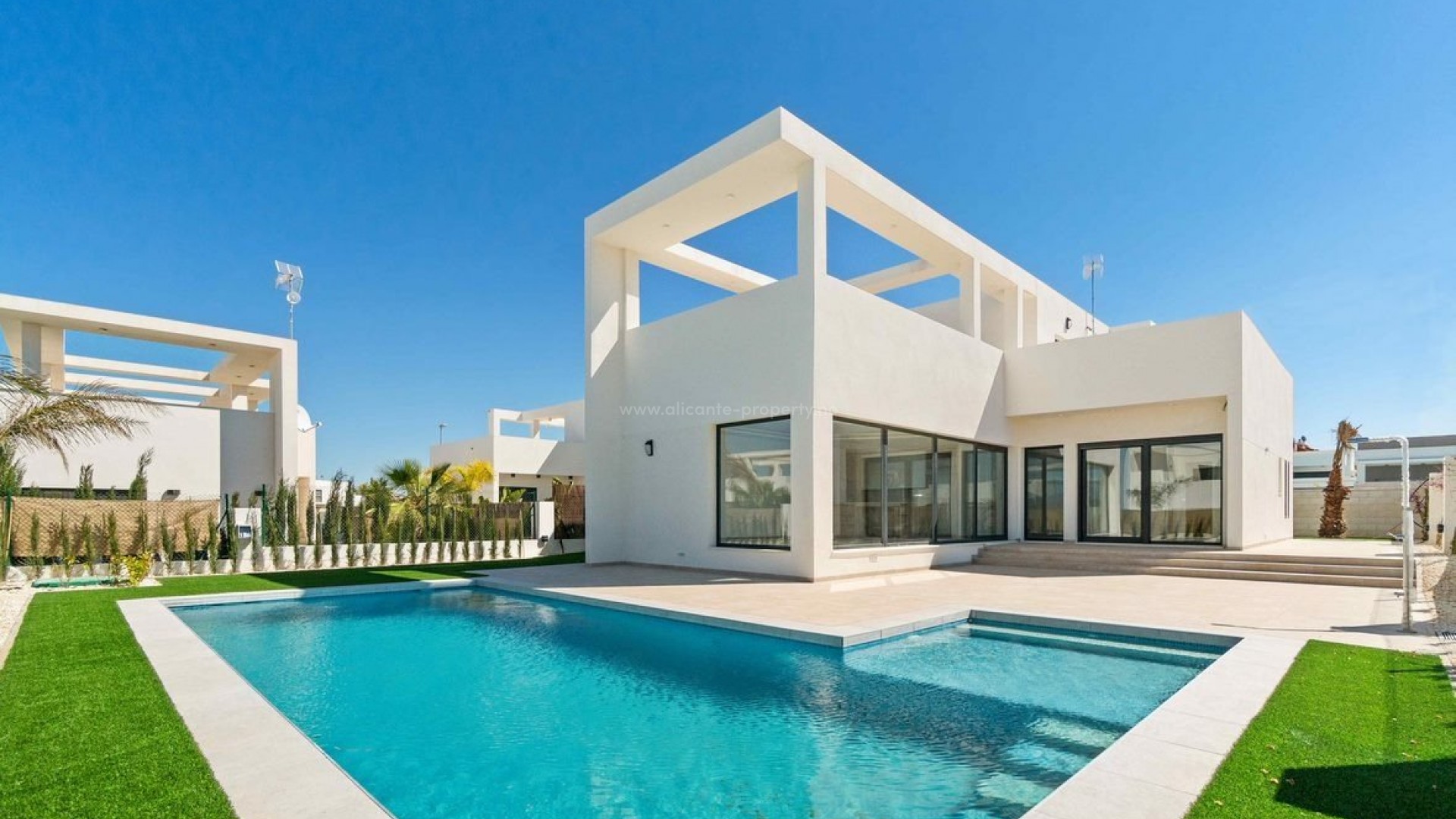 Modern villa/house in Benijofar, 3 bedrooms, 2/3 bathrooms, fantastic private pool, terrace and solarium. Golf at La Marquesa Club only 5 minutes away