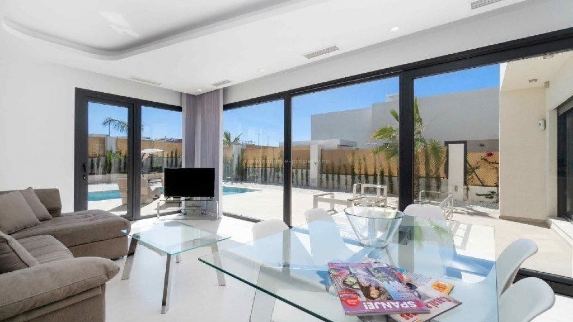 Modern villa/house in Benijofar, 3 bedrooms, 2/3 bathrooms, fantastic private pool, terrace and solarium. Golf at La Marquesa Club only 5 minutes away