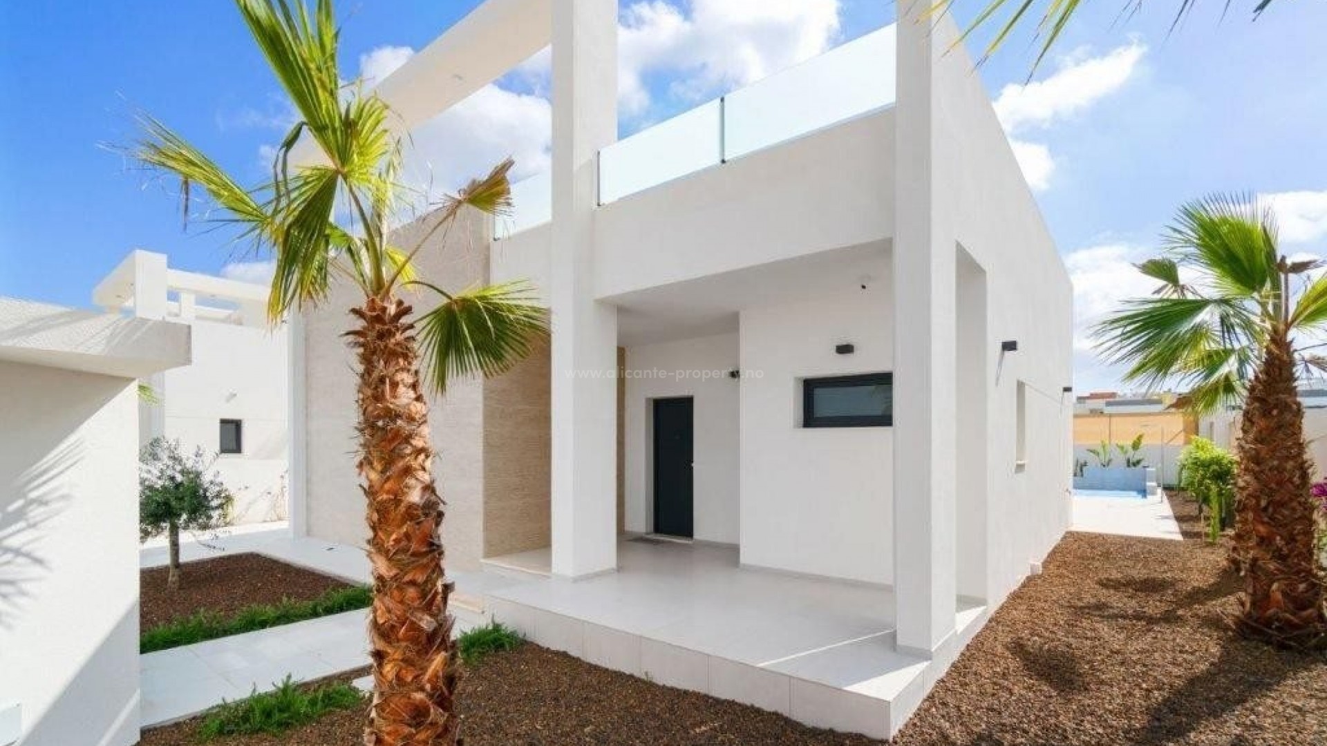 Modern villa/house in Benijofar, 3 bedrooms, 2/3 bathrooms, fantastic private pool, terrace and solarium. Golf at La Marquesa Club only 5 minutes away