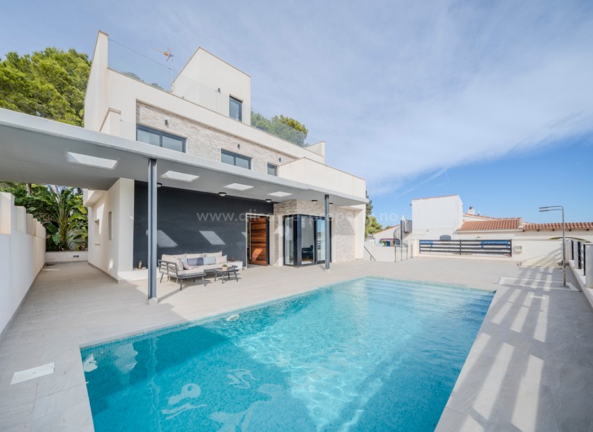 Modern villa with 5 bedrooms and 4 bathrooms in the upper part of Los Balcones, private pool and several south-facing terraces and incredible views