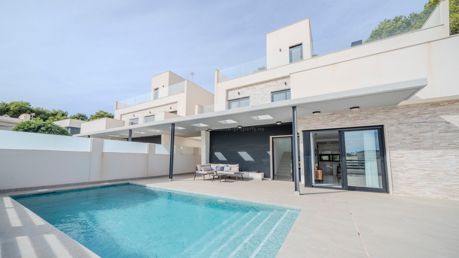 Modern villa with 5 bedrooms and 4 bathrooms in the upper part of Los Balcones, private pool and several south-facing terraces and incredible views
