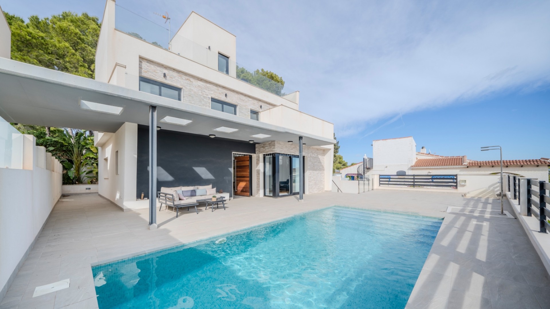 Modern villa with 5 bedrooms and 4 bathrooms in the upper part of Los Balcones, private pool and several south-facing terraces and incredible views