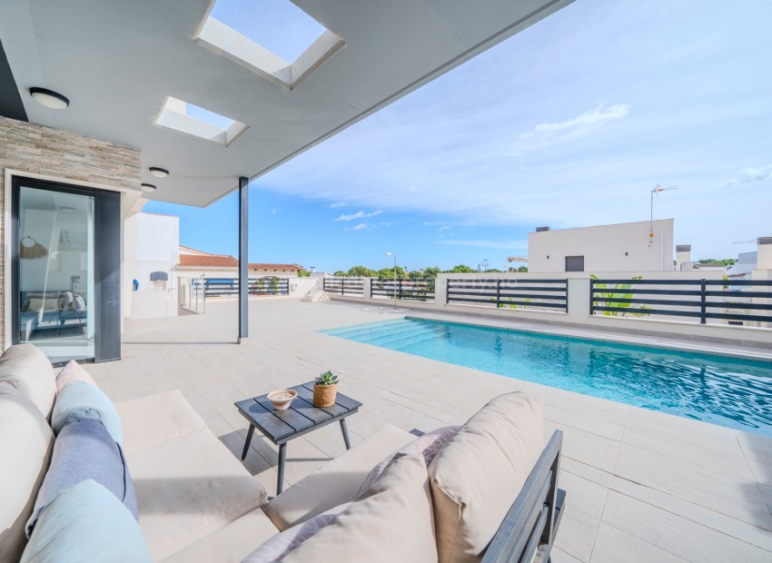 Modern villa with 5 bedrooms and 4 bathrooms in the upper part of Los Balcones, private pool and several south-facing terraces and incredible views