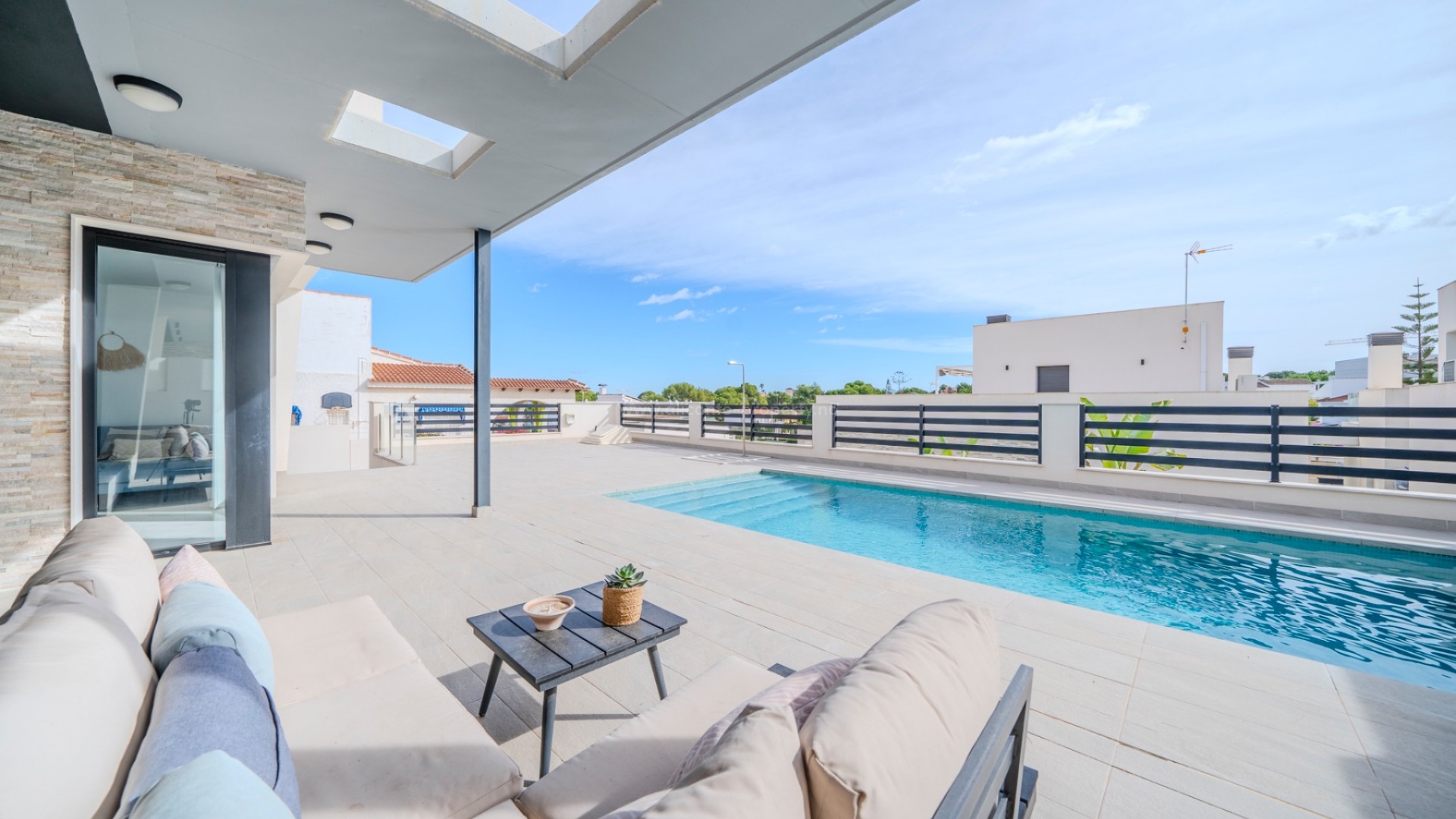 Modern villa with 5 bedrooms and 4 bathrooms in the upper part of Los Balcones, private pool and several south-facing terraces and incredible views