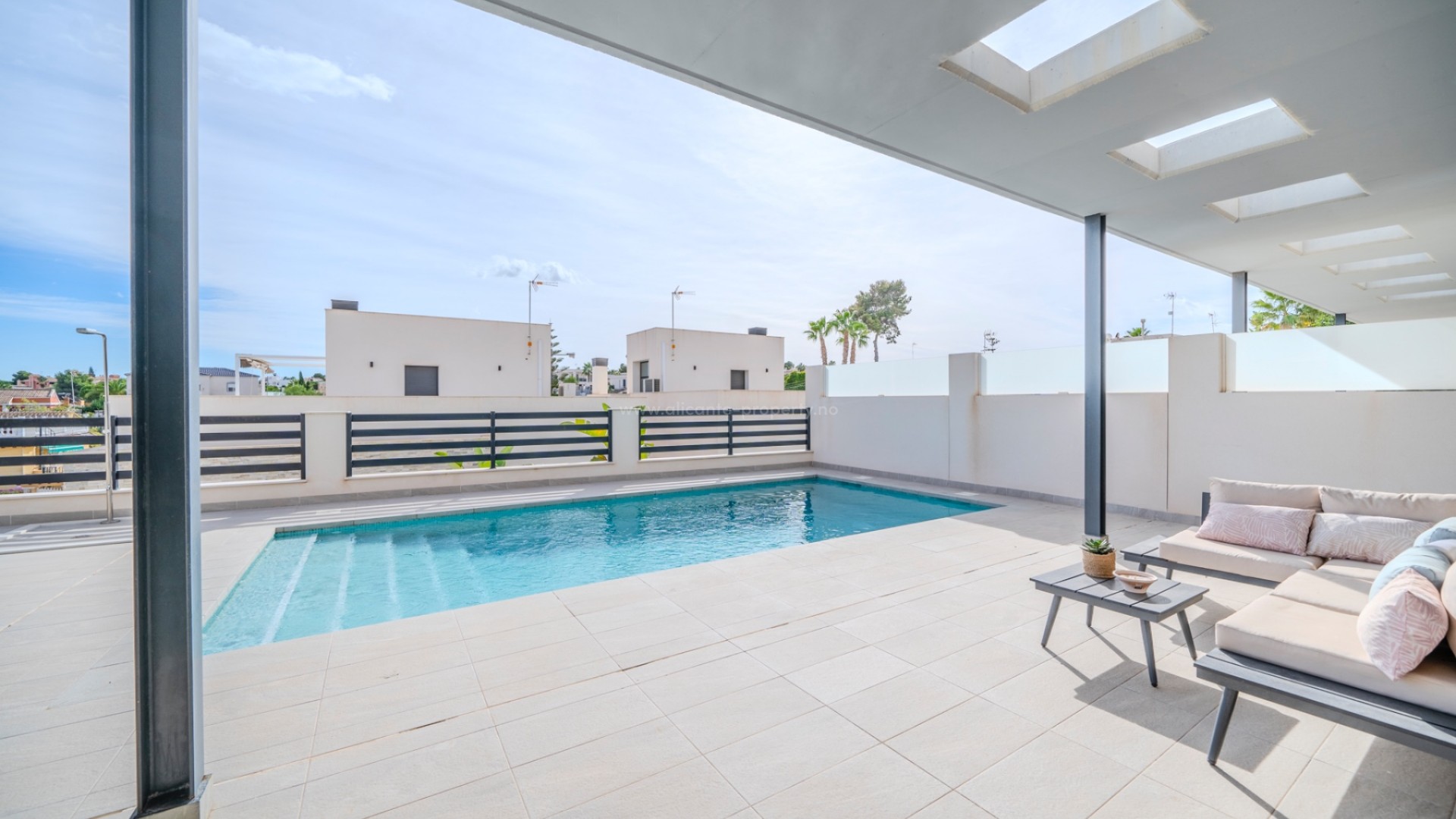 Modern villa with 5 bedrooms and 4 bathrooms in the upper part of Los Balcones, private pool and several south-facing terraces and incredible views