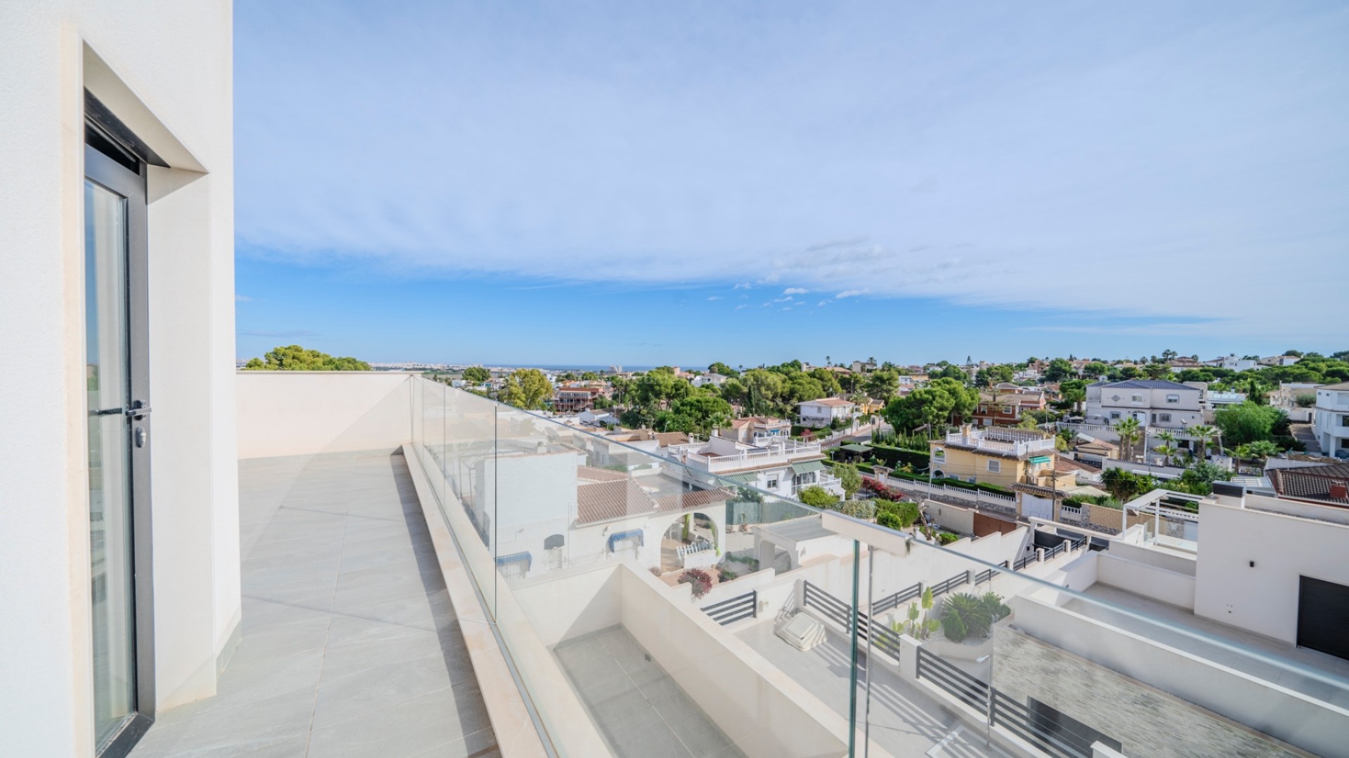 Modern villa with 5 bedrooms and 4 bathrooms in the upper part of Los Balcones, private pool and several south-facing terraces and incredible views