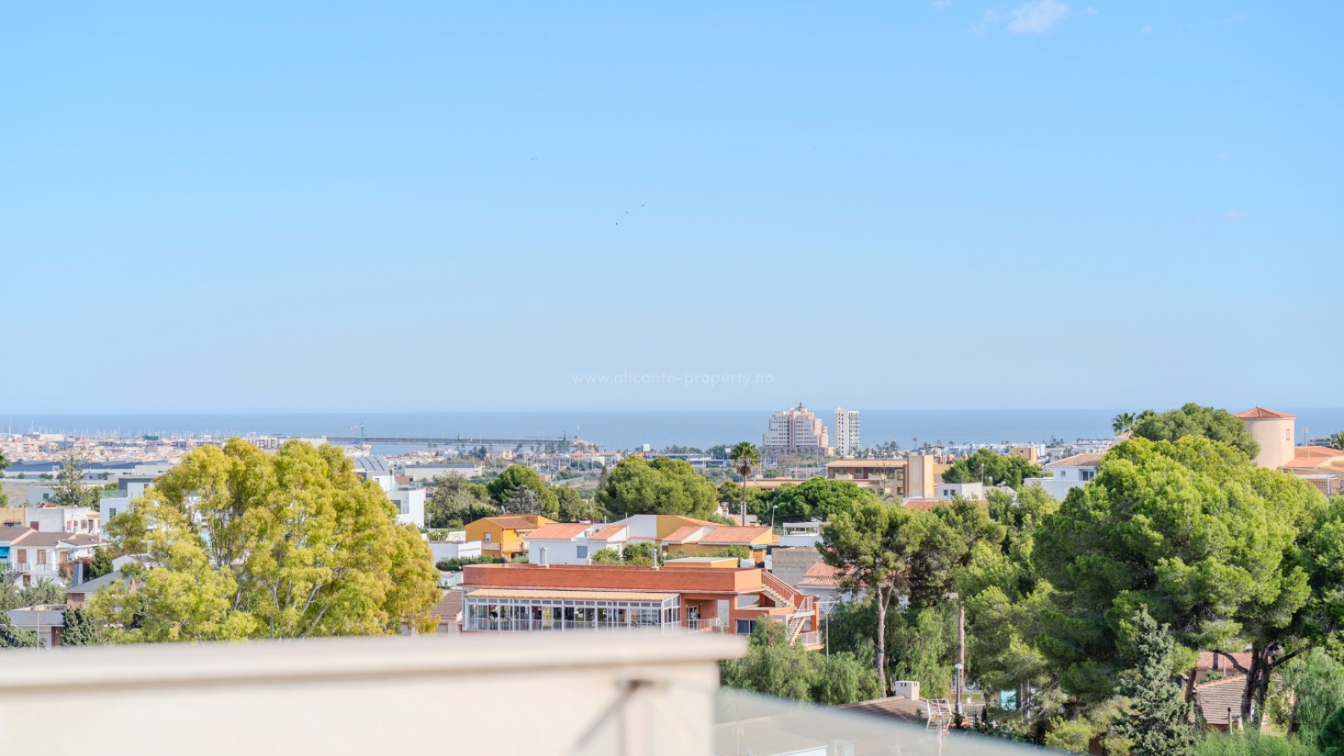 Modern villa with 5 bedrooms and 4 bathrooms in the upper part of Los Balcones, private pool and several south-facing terraces and incredible views