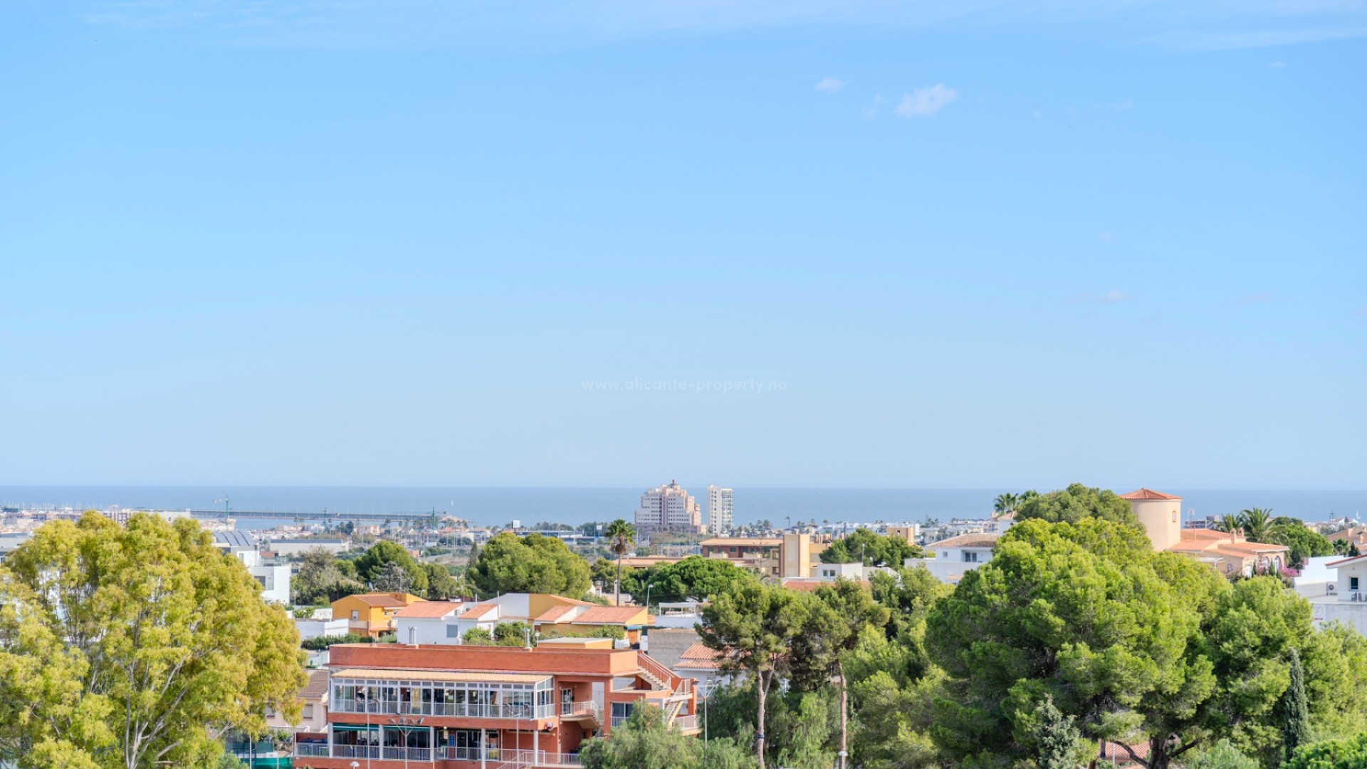 Modern villa with 5 bedrooms and 4 bathrooms in the upper part of Los Balcones, private pool and several south-facing terraces and incredible views