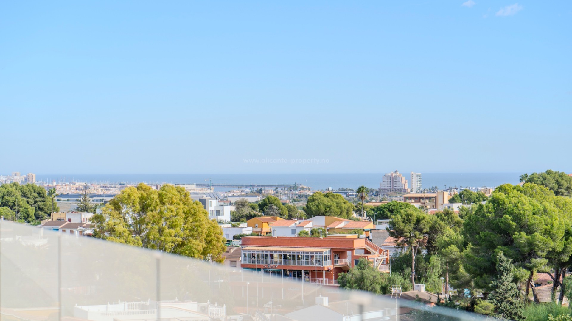 Modern villa with 5 bedrooms and 4 bathrooms in the upper part of Los Balcones, private pool and several south-facing terraces and incredible views