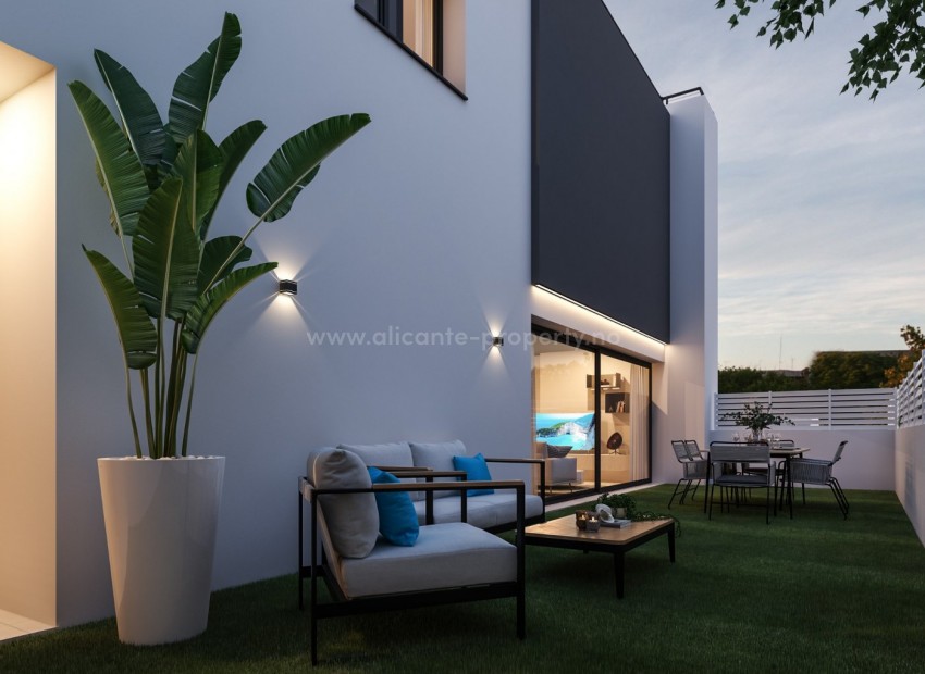 Moderne rekkehus med hage og solarium i Denia,100 m2 med privat hage og parkering.3 soverom og 2 bad. Felles svømmebasseng  og lekeplass