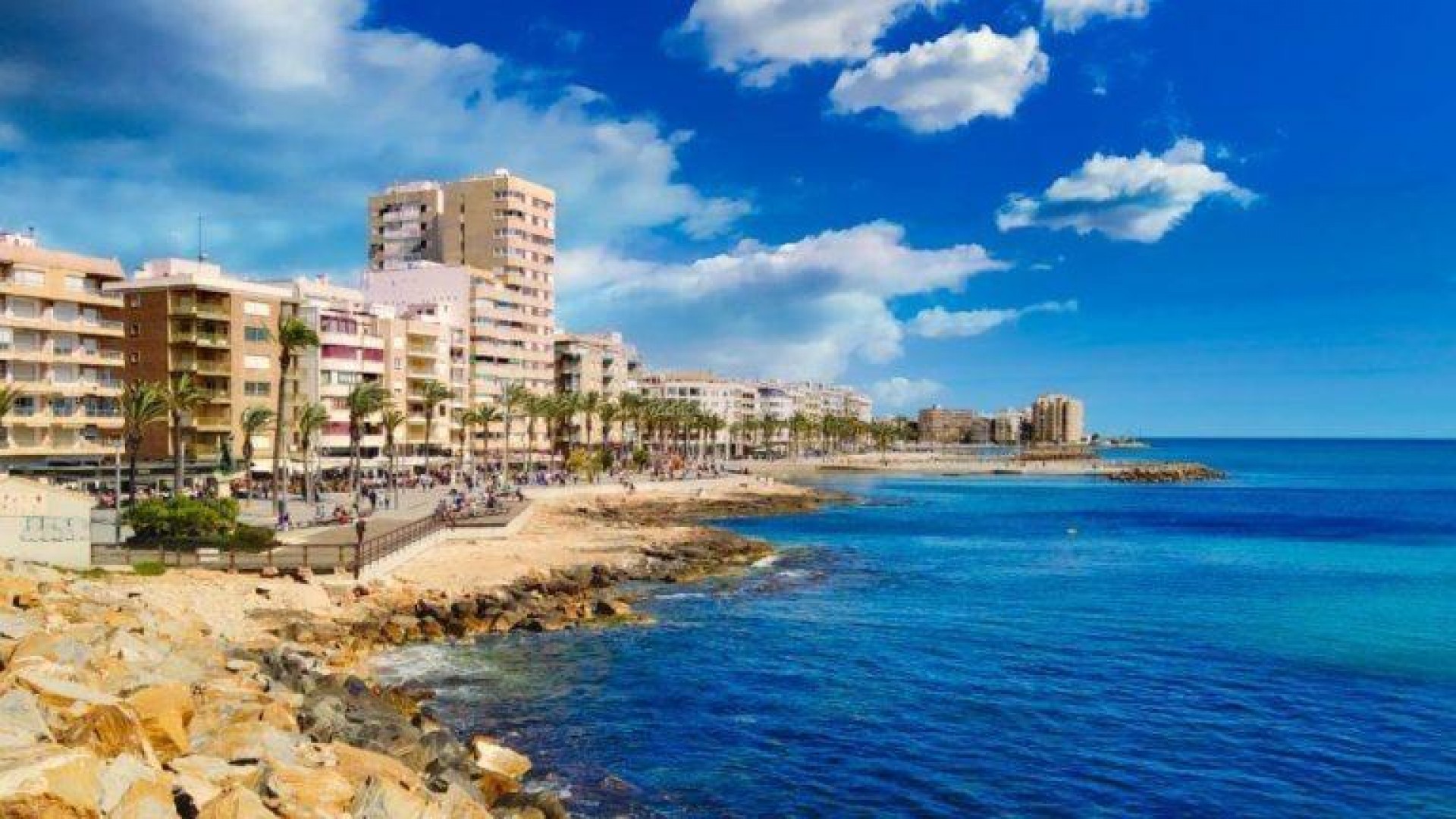 New apartments and penthouses with modern design in Torrevieja, 1/2 bedroom, 1/2 bathroom, large shared solarium, open plan kitchen and living room