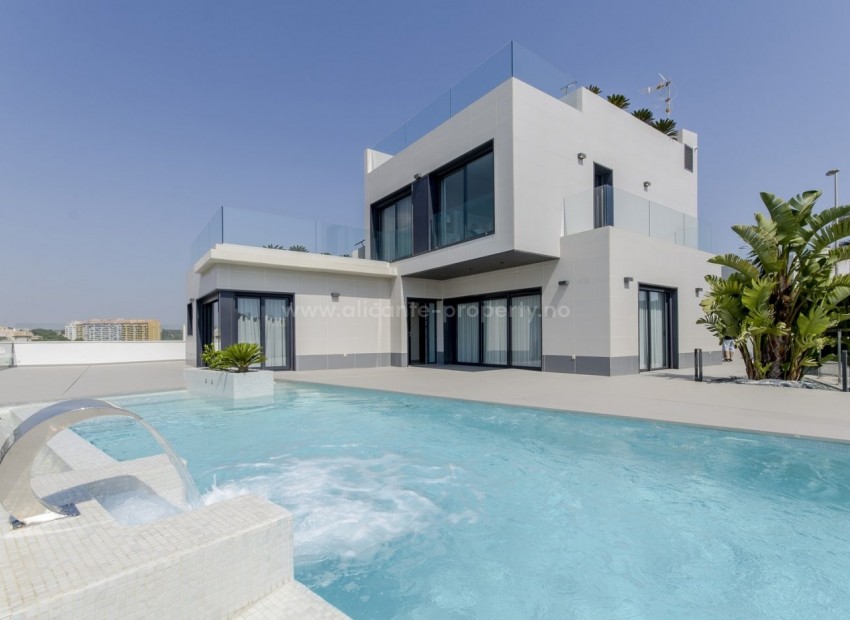 New bespoke houses/villas 250m from the beach in Campoamor, can include from 2 to 5 bedrooms, four minutes from the beaches of Orihuela and close to all services.
