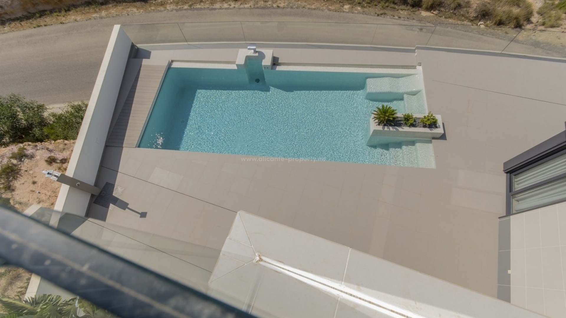 New bespoke houses/villas 250m from the beach in Campoamor, can include from 2 to 5 bedrooms, four minutes from the beaches of Orihuela and close to all services.