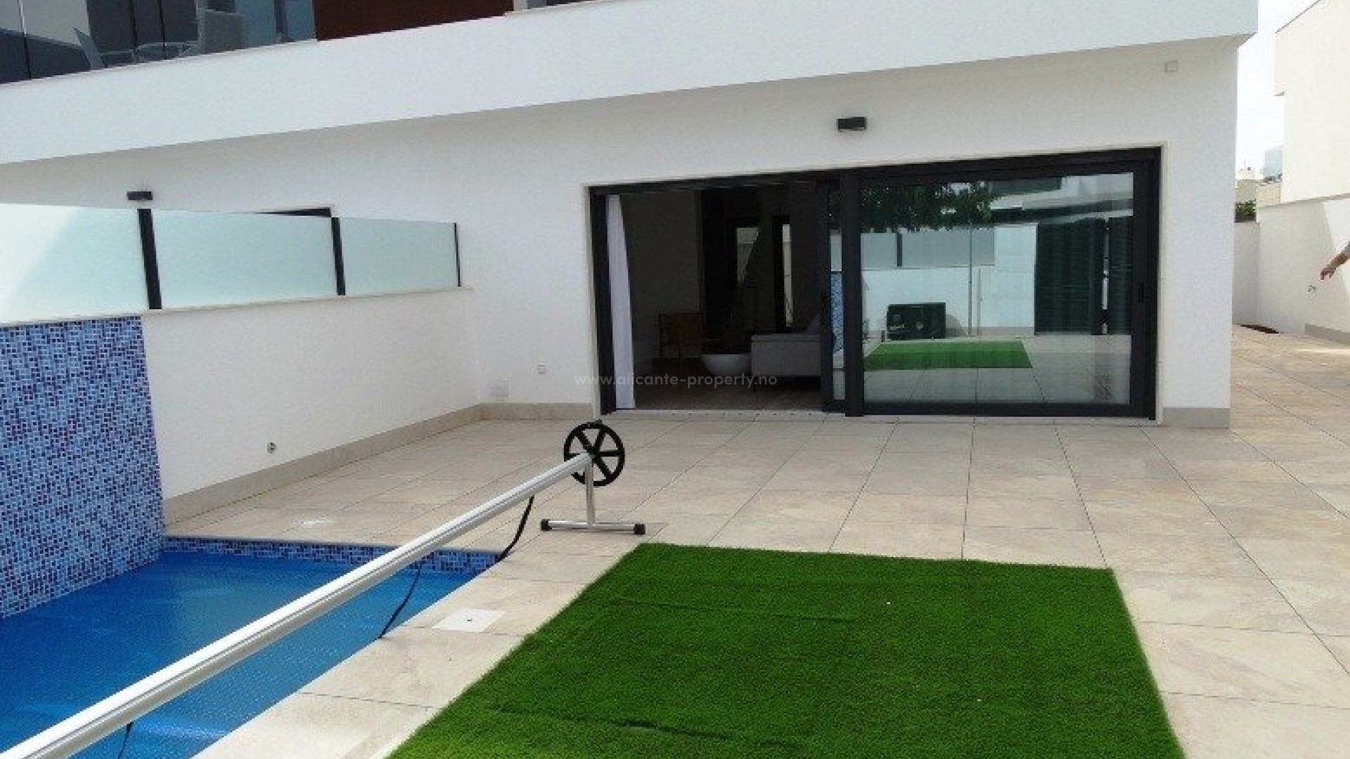 New build 4 semi-detached houses in Pilar de la Horadada, 3 bedrooms, 3 bathrooms, open plan kitchen with living room, garden with private pool and parking