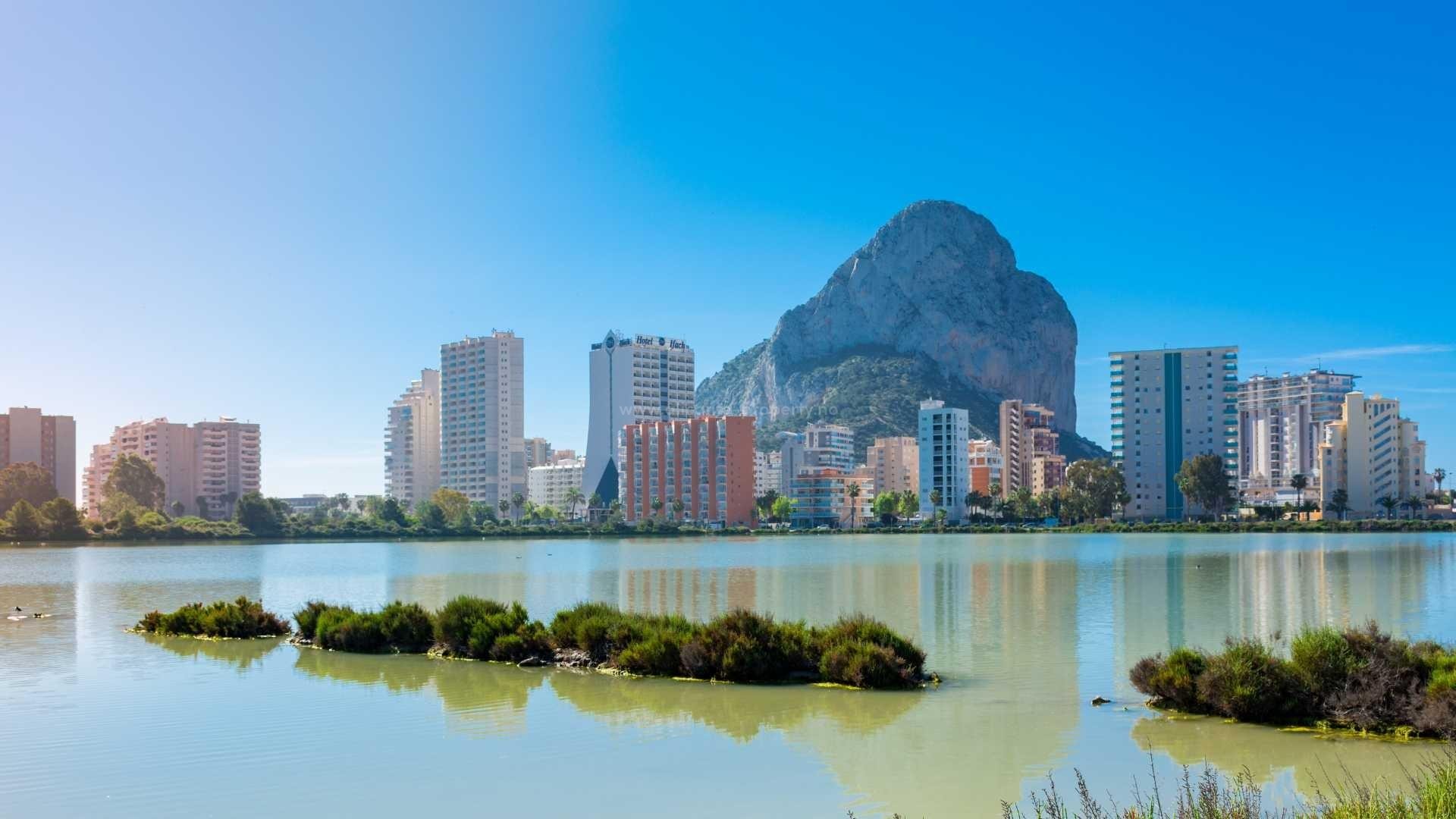 New built flats/apartments in Calpe, 2 and 3 bedrooms, 2 bathrooms, open kitchen with living room, some with sea views, shared pool for adults and children.