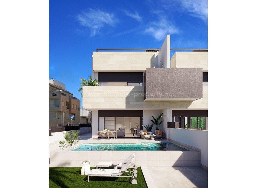 New exclusive bungalow apartments in Pilar de La Horadada, 3 bedrooms, 2 bathrooms, garden and large terrace or roof terrace with infinity pool, parking