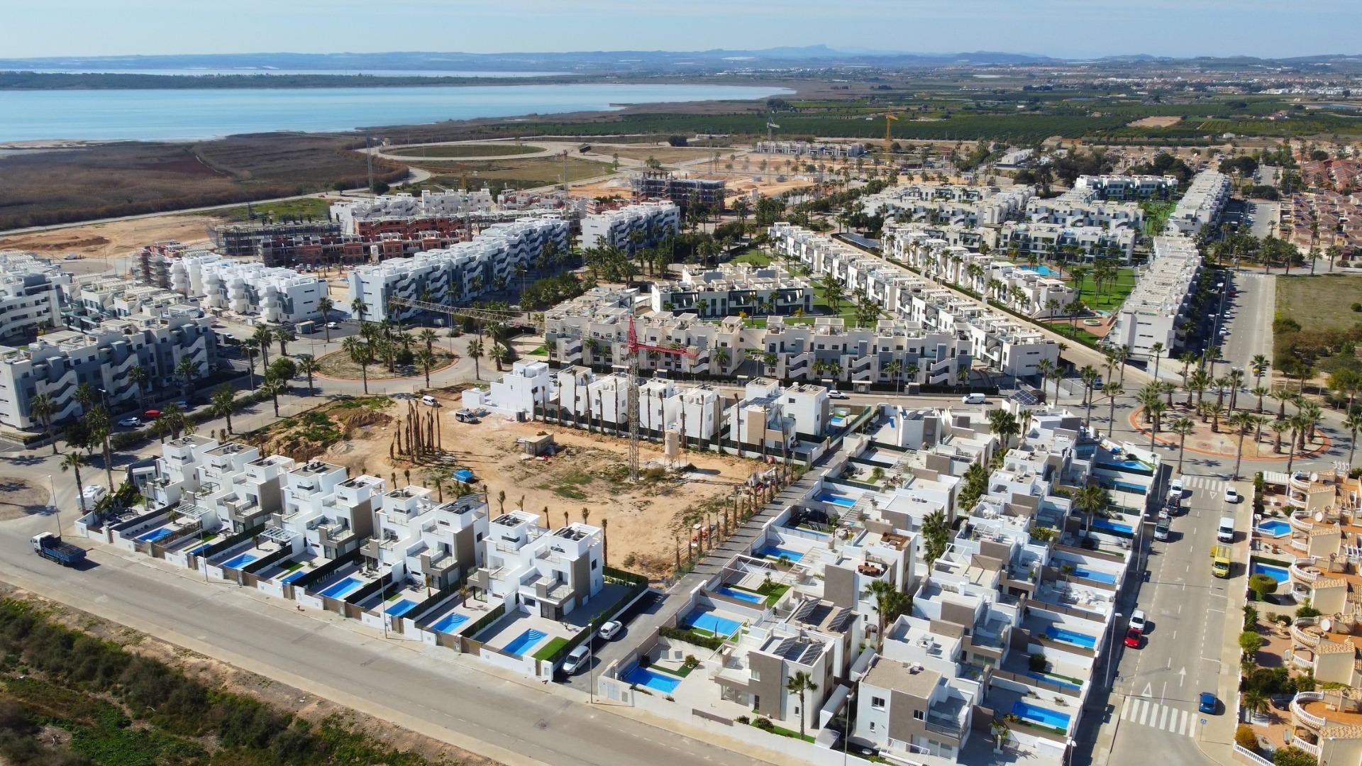 New homes in El Raso, Guardamar del Segura, 2/3 bedrooms, 2 bathrooms, large communal salt water pool, park area with citrus gardens and salt lakes, close to golf course