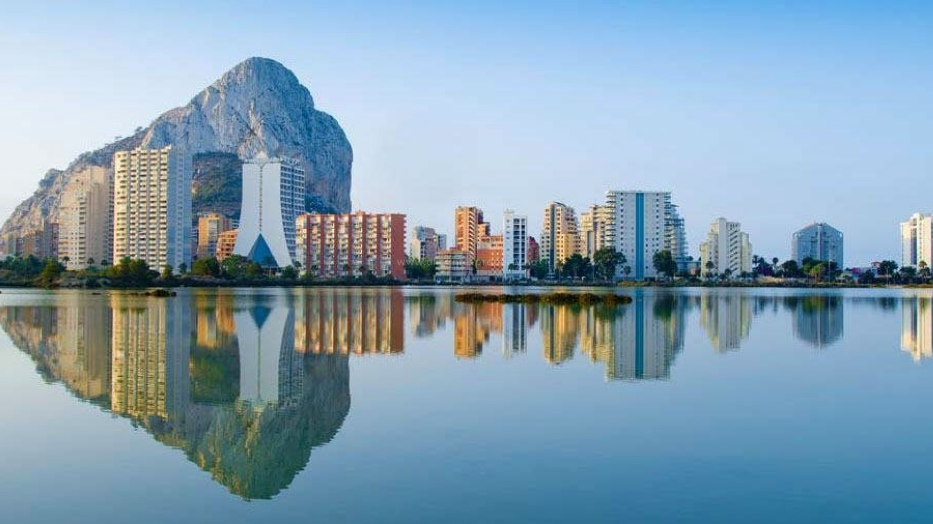 New luxury apartments in Calpe with sea views, 1/2/3 bedrooms, large terraces, infinity pool, sauna, gym and relaxation area with sea views.