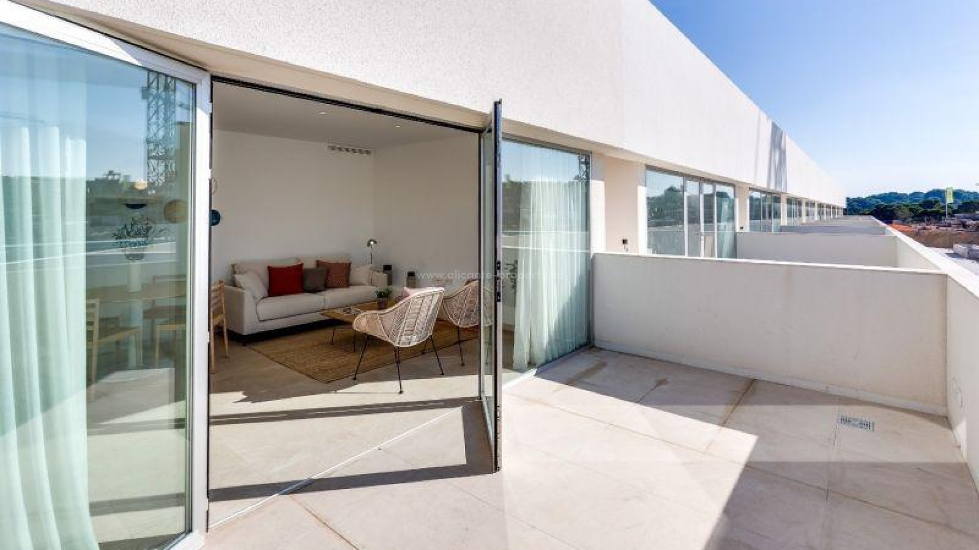 New residential building of bungalows in Los Balcones, Torrevieja, Alicante, 2/3 bedrooms. The common areas are equipped with a fantastic 200 m2 infinity pool
