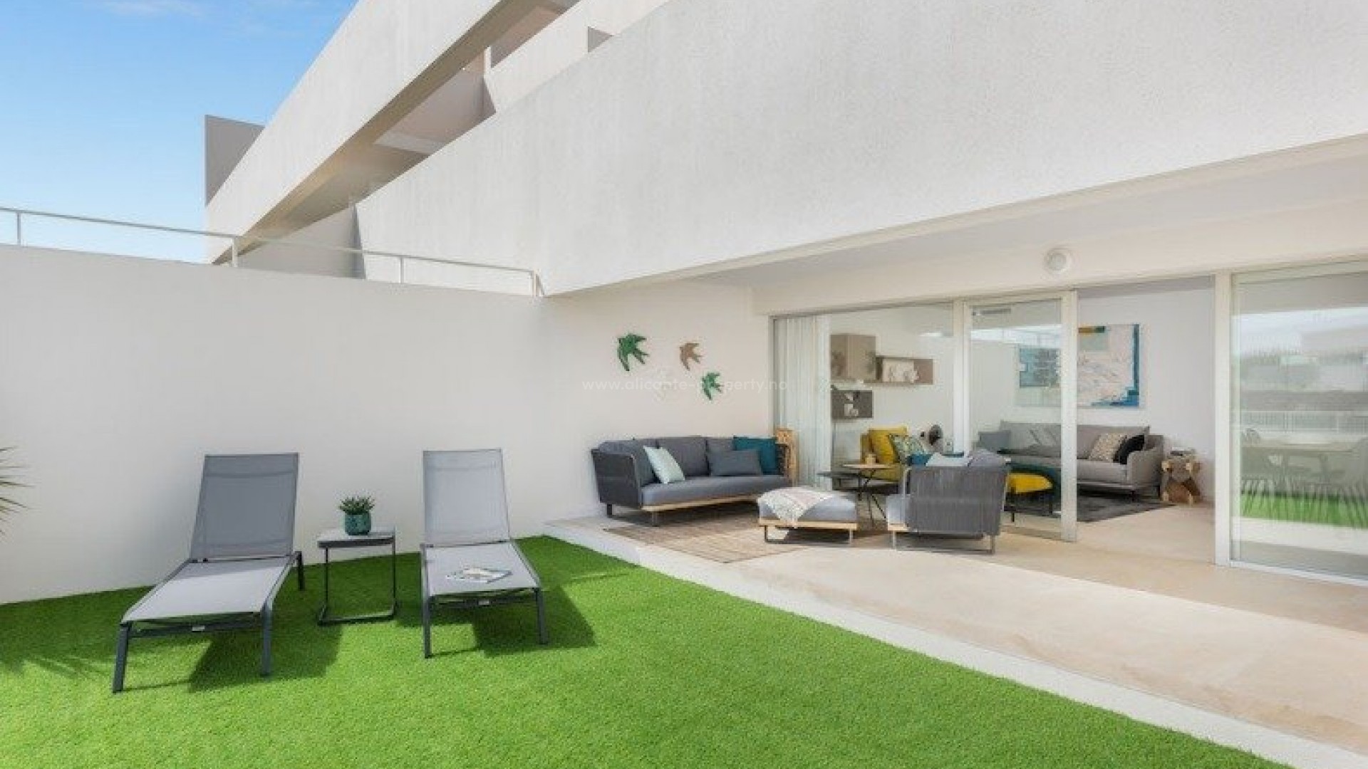 New residential building of bungalows in Los Balcones, Torrevieja, Alicante, 2/3 bedrooms. The common areas are equipped with a fantastic 200 m2 infinity pool