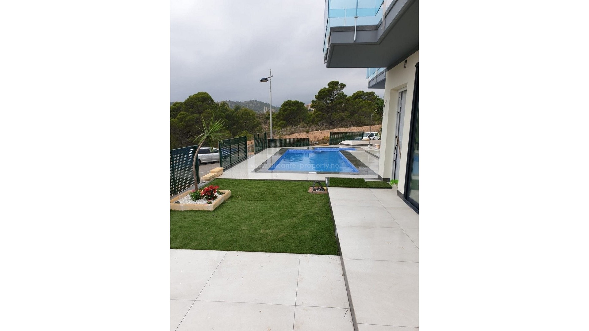 New villas/houses in Finestrat, Benidorm, 200 meters to golf, swimming pool, 3 bedrooms, 3 bathrooms, open terrace, solarium and parking for 2 cars
