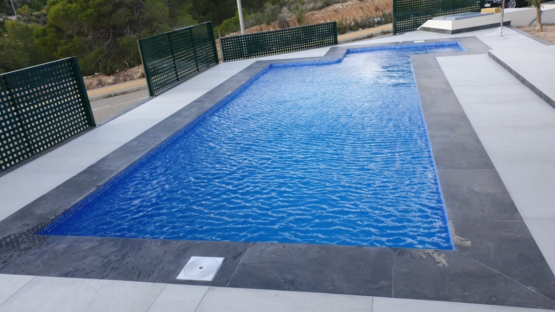 New villas/houses in Finestrat, Benidorm, 200 meters to golf, swimming pool, 3 bedrooms, 3 bathrooms, open terrace, solarium and parking for 2 cars