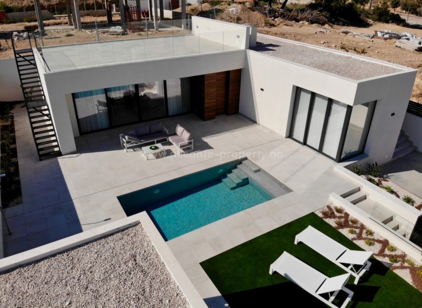 New Villas/houses in Polop with sea views, near Benidorm. Finished garden Pool 6x3 m solarium and pool bar. Four houses on plots from 434 m2 to 467 m2