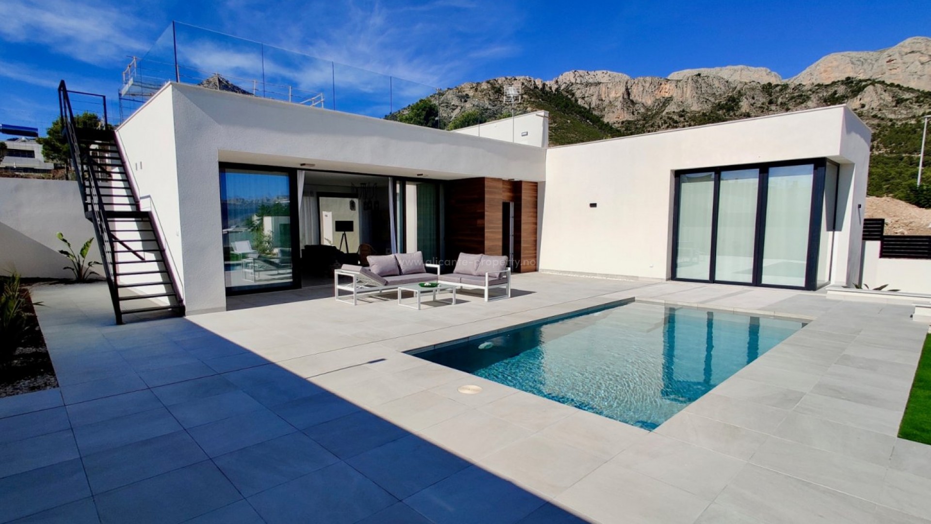 New Villas/houses in Polop with sea views, near Benidorm. Finished garden Pool 6x3 m solarium and pool bar. Four houses on plots from 434 m2 to 467 m2