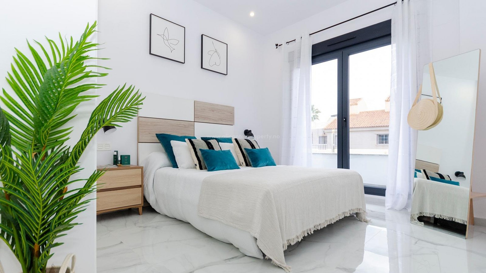 New villas/houses in Torreta, Torrevieja, 3 bedrooms, 3 bathrooms, terrace, private solarium, open kitchen with living room, garden with private pool and parking.