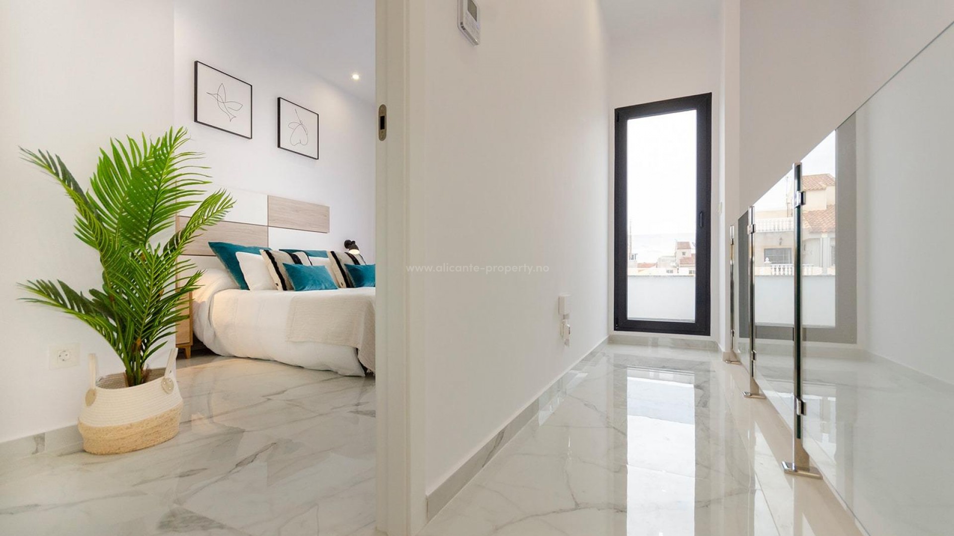 New villas/houses in Torreta, Torrevieja, 3 bedrooms, 3 bathrooms, terrace, private solarium, open kitchen with living room, garden with private pool and parking.