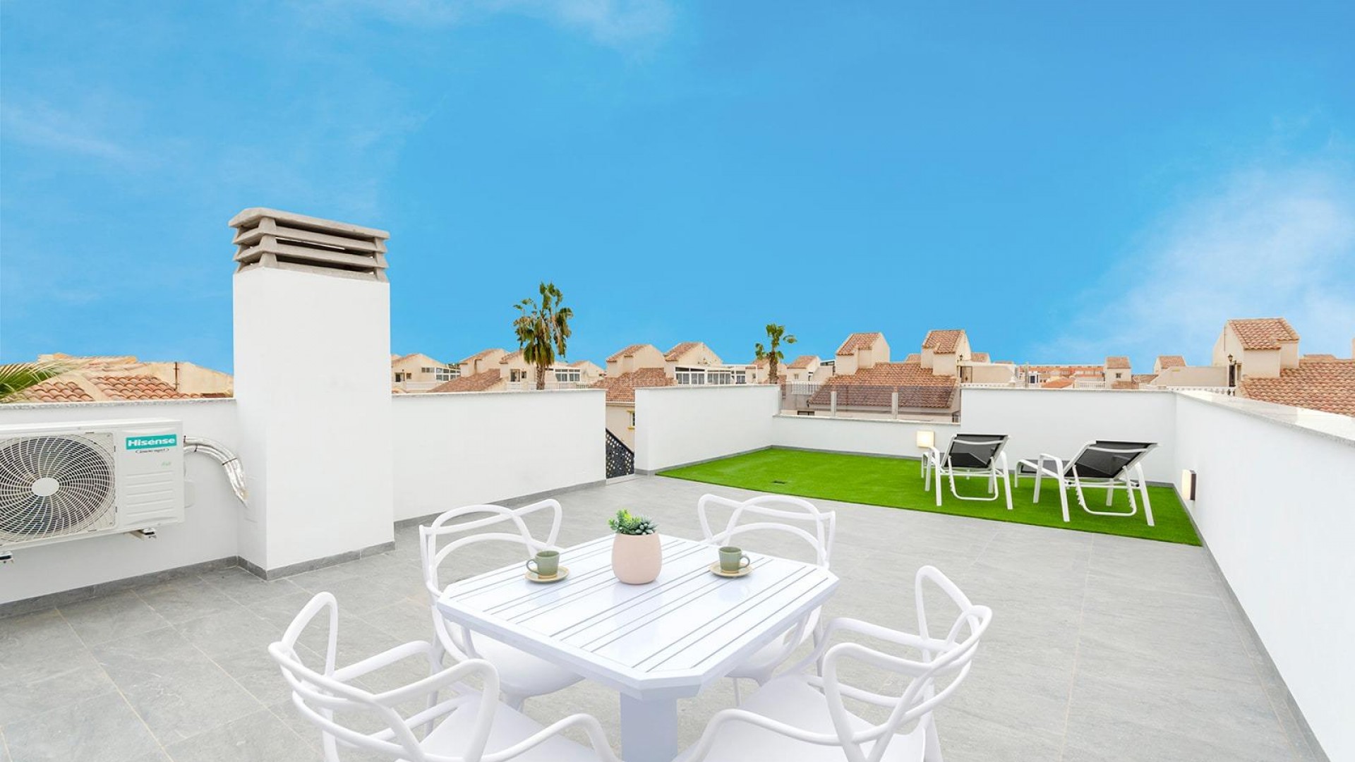 New villas/houses in Torreta, Torrevieja, 3 bedrooms, 3 bathrooms, terrace, private solarium, open kitchen with living room, garden with private pool and parking.