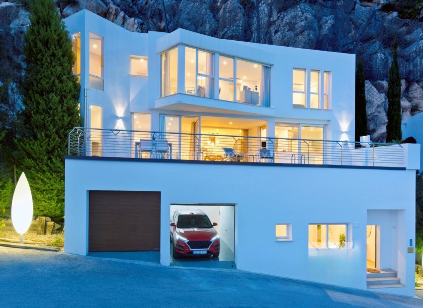 Newl built exclusive villa in Alta, 5 bedrooms, 6 bathrooms, panoramic views of Benidorm, terrace, swimming pool, barbecue, locked garage and lift