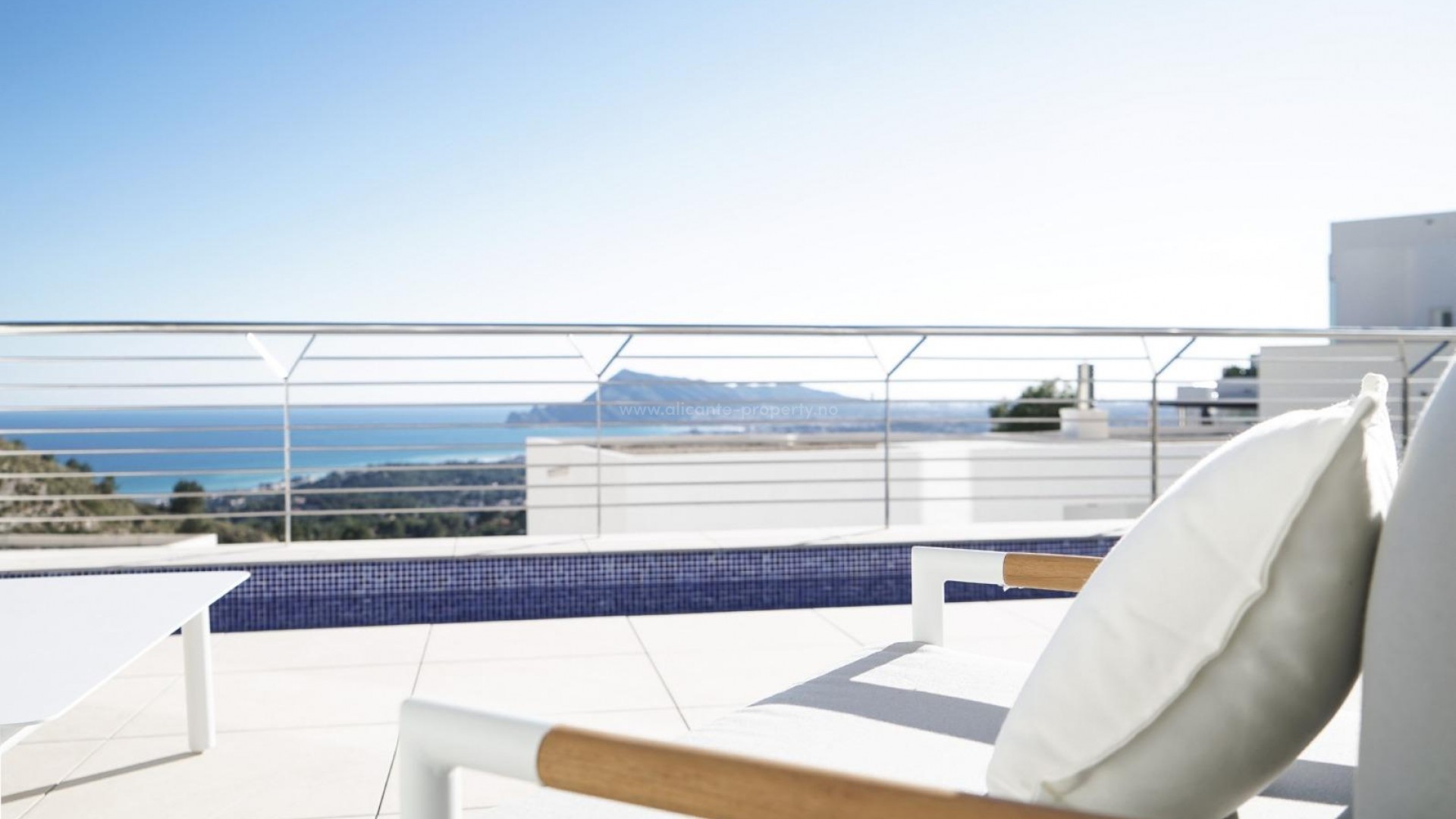 Newly built luxury villa in Altea, 5 bedrooms, 6 bathrooms, terrace, swimming room, barbecue, locked garage and lift. Panoramic views of the Mediterranean Sea and Benidorm's skyline