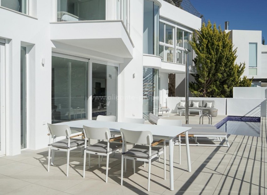 Newly built luxury villa in Altea, 5 bedrooms, 6 bathrooms, terrace, swimming room, barbecue, locked garage and lift. Panoramic views of the Mediterranean Sea and Benidorm's skyline