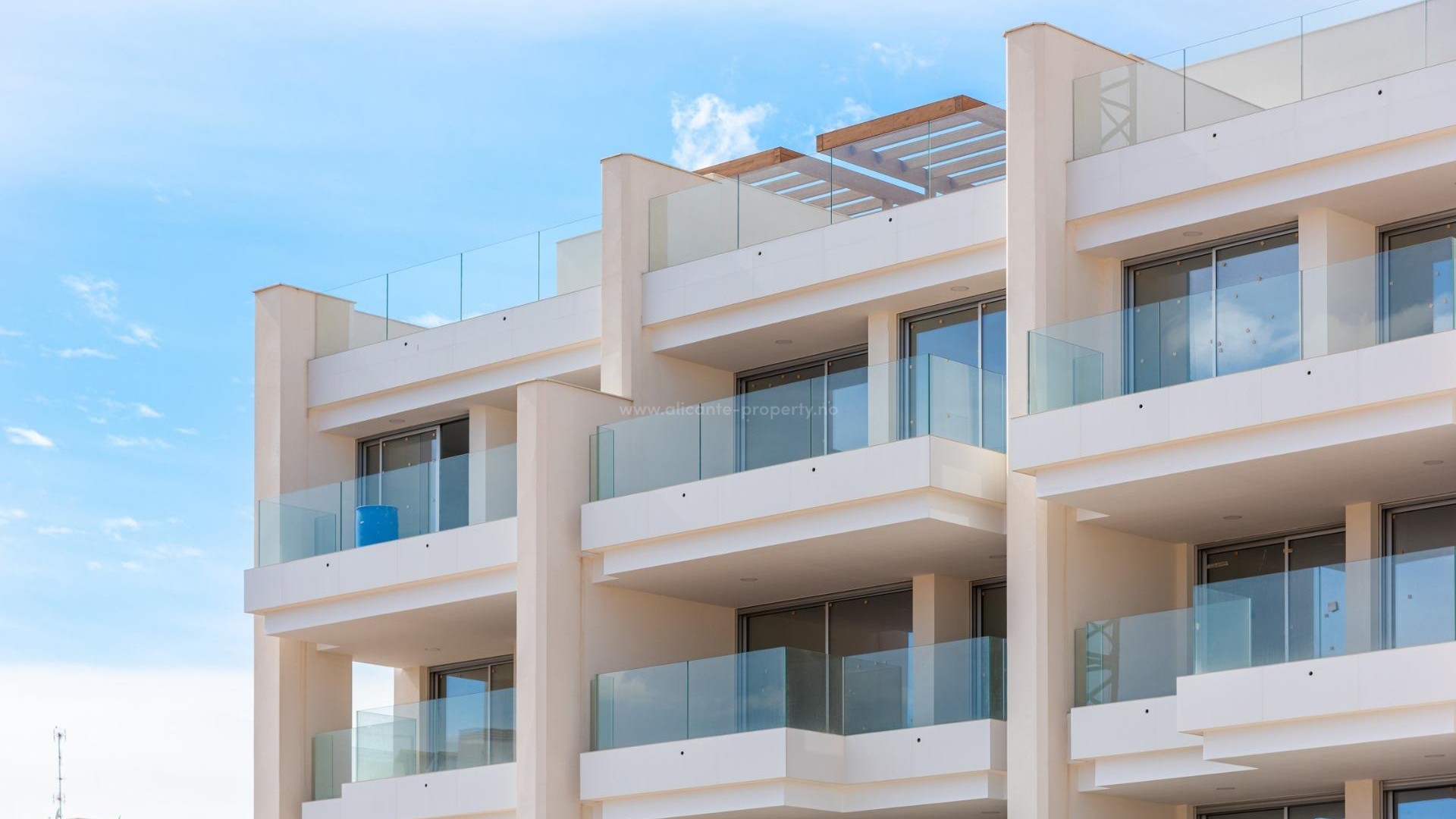 Nybygg av leiligheter og toppleiligheter i Villamartin, forskjellige typer leiligheter med koselige terrasser eller toppleilighet med solrik takterrasse