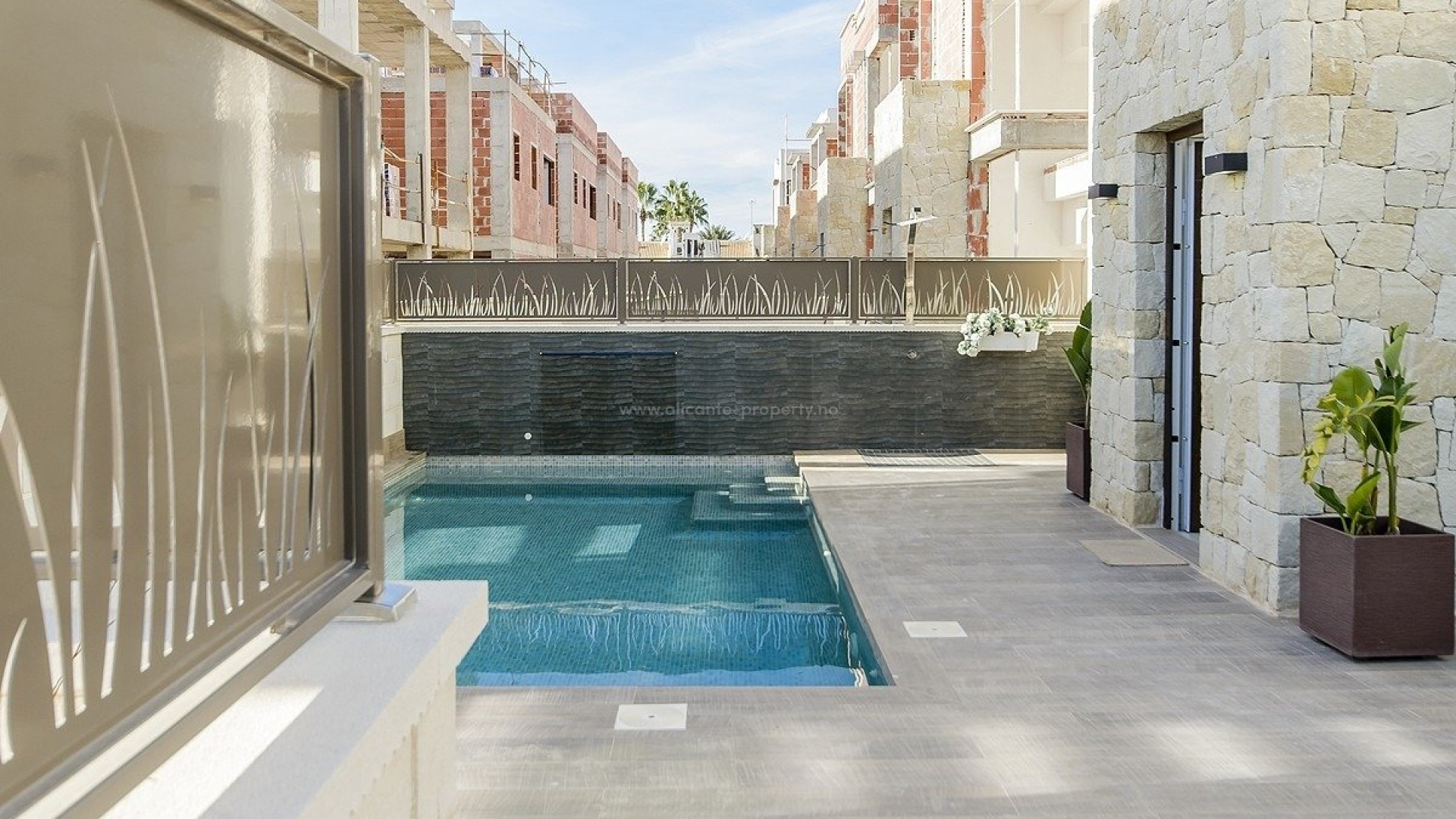 Nybygg hus/villaer i Los Montesinos,3 soverom og 3 bad, åpen kjøkkenløsning med stue/spisestue, villaene har en terrasse, et privat svømmebasseng, hage