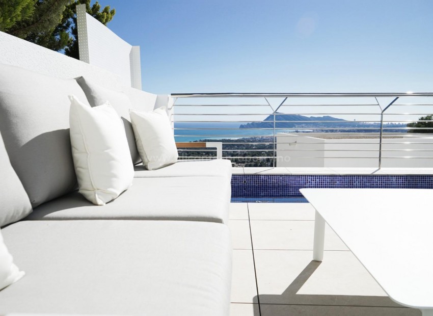 Nybygg luksus-villa i Altea, 5 soverom, 6 bad, terrasse, svømmerom, grill, låst garasje og heis. Panoramautsikt over Middelhavet og Benidorms skyline