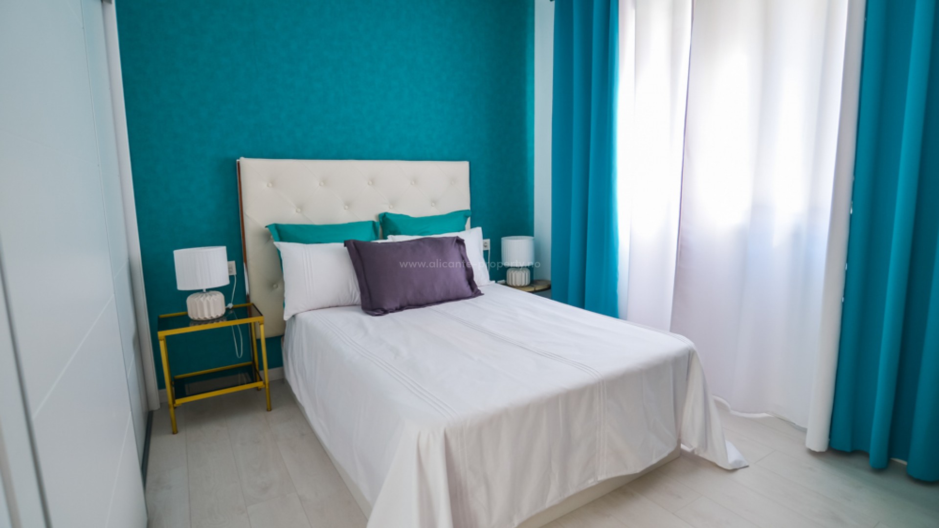 Nybyggde husene/villaene i Gran Alacant har146 m2, 4 doble soverom, 3 bad, vakker stue og åpent kjøkken, 2 km til strand og 10 min. til flyplassen