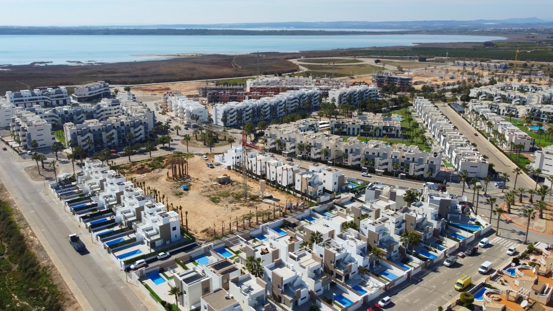 Nye boliger i El Raso, Guardamar del Segura, 2/3 soverom, 2 bad, stor felles saltvannsbasseng, parkområde med sitrushager og saltsjøer, nær golfbane