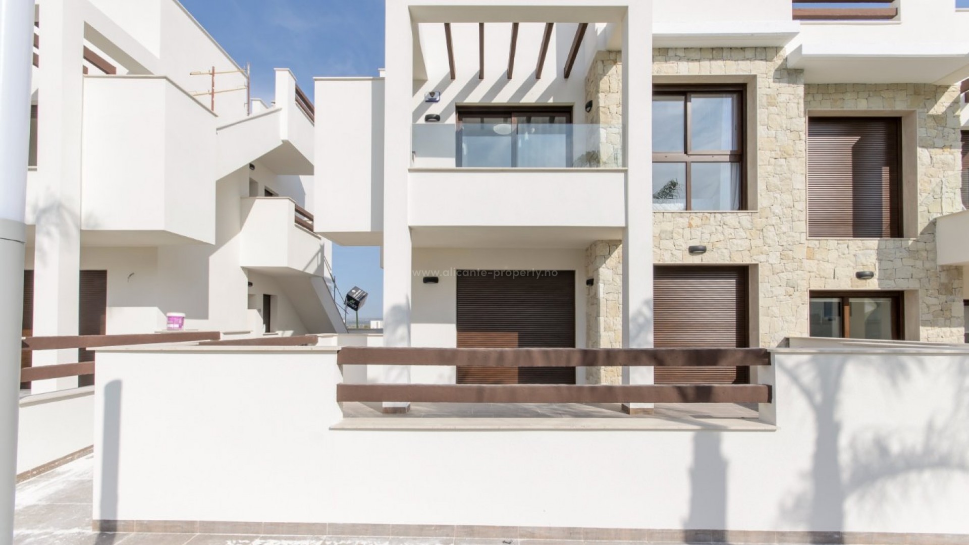 Nye bungalow-leiligheter i Los Balcones, Torrevieja, 2/3 soverom, store terrasser, toppetasje med privat solarium med panoramautsikt, felles bassenger