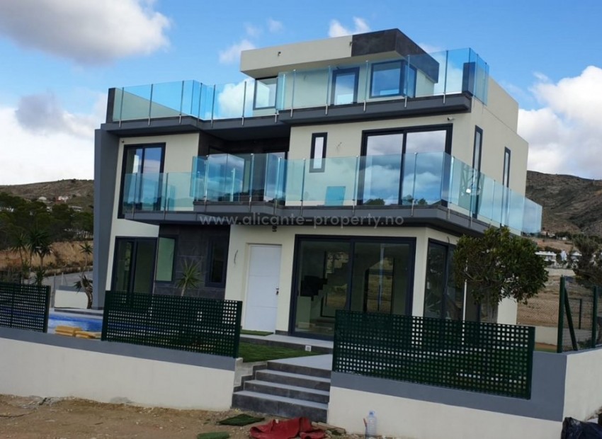 Nye villaer/hus i Finestrat, Benidorm, 200 meter til golf, svømmebasseng, 3 soverom, 3 bad, åpen terrasse, solarium og parkeringsplass for 2 biler