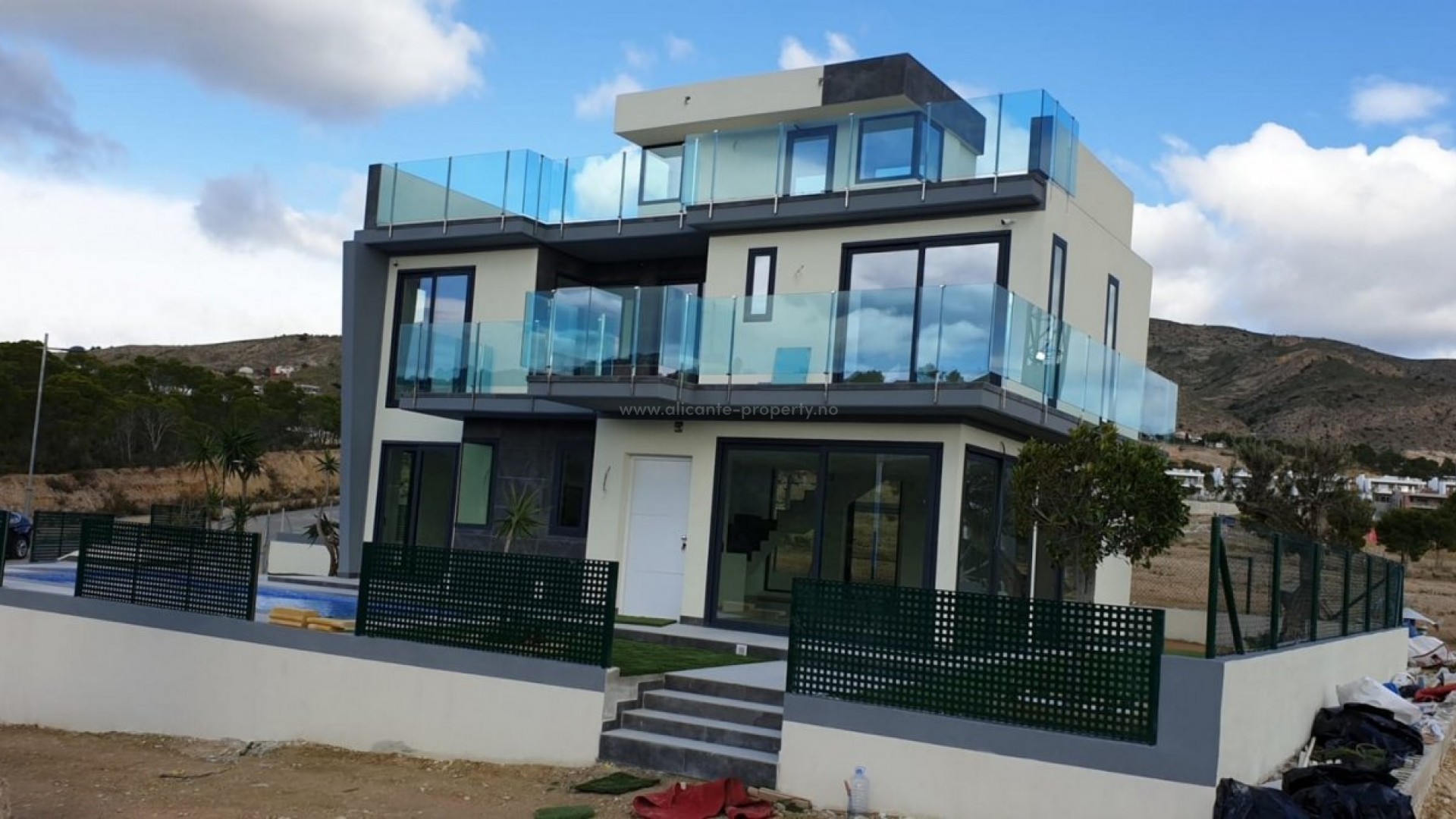 Nye villaer/hus i Finestrat, Benidorm, 200 meter til golf, svømmebasseng, 3 soverom, 3 bad, åpen terrasse, solarium og parkeringsplass for 2 biler